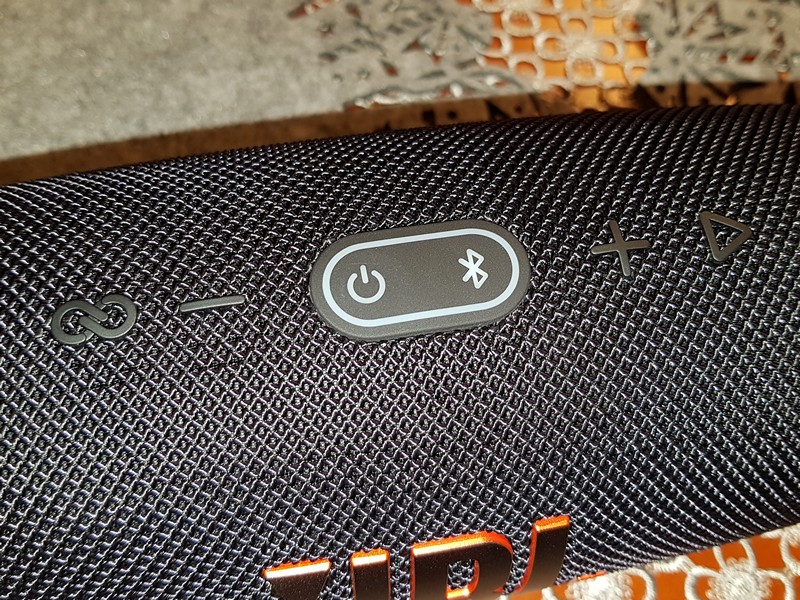 JBLCharge09.jpg